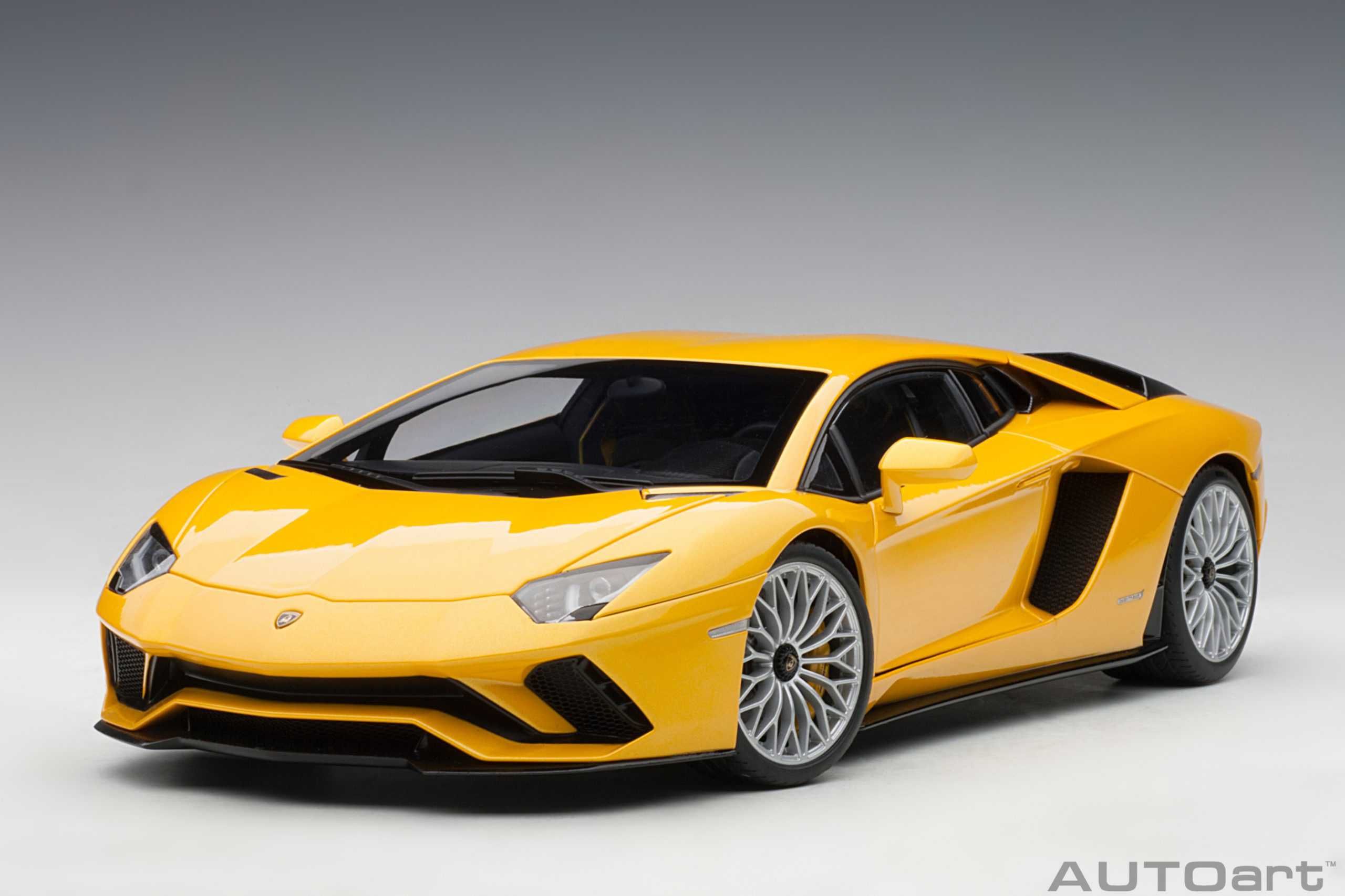 Model 1:18 AUTOart Lamborghini Aventador S 2017 yellow