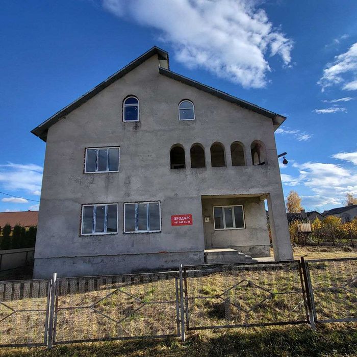 Продаж 2 поверхового будинку з літньою кухнею, гаражем та госп. приміщ