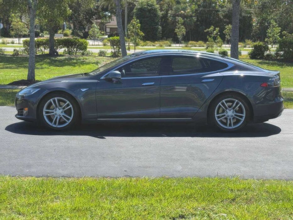 Tesla Model S 85D      2015