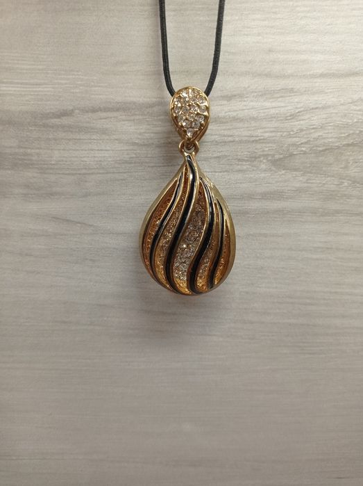 Wisiorek, sztuczna biżuteria, kolor złoty i czarny