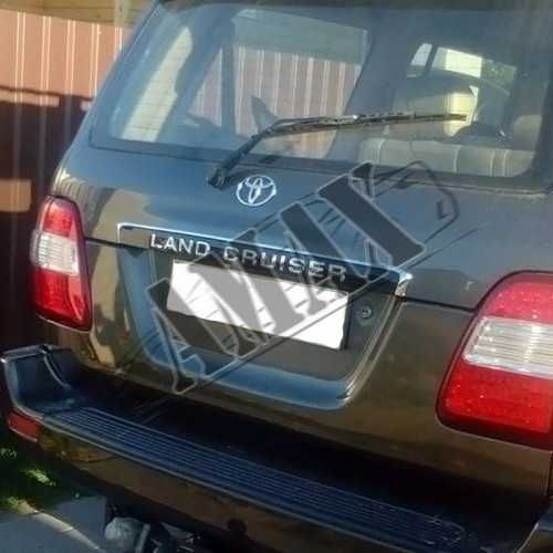 Toyota Land Cruiser 100: Накладка над номером планка багажника