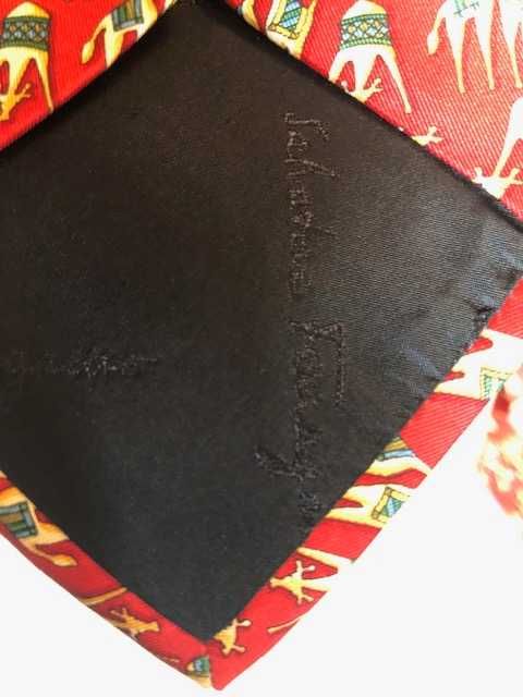 Gravata 100% seda natural da luxuosa marca Salvatore Ferragamo.