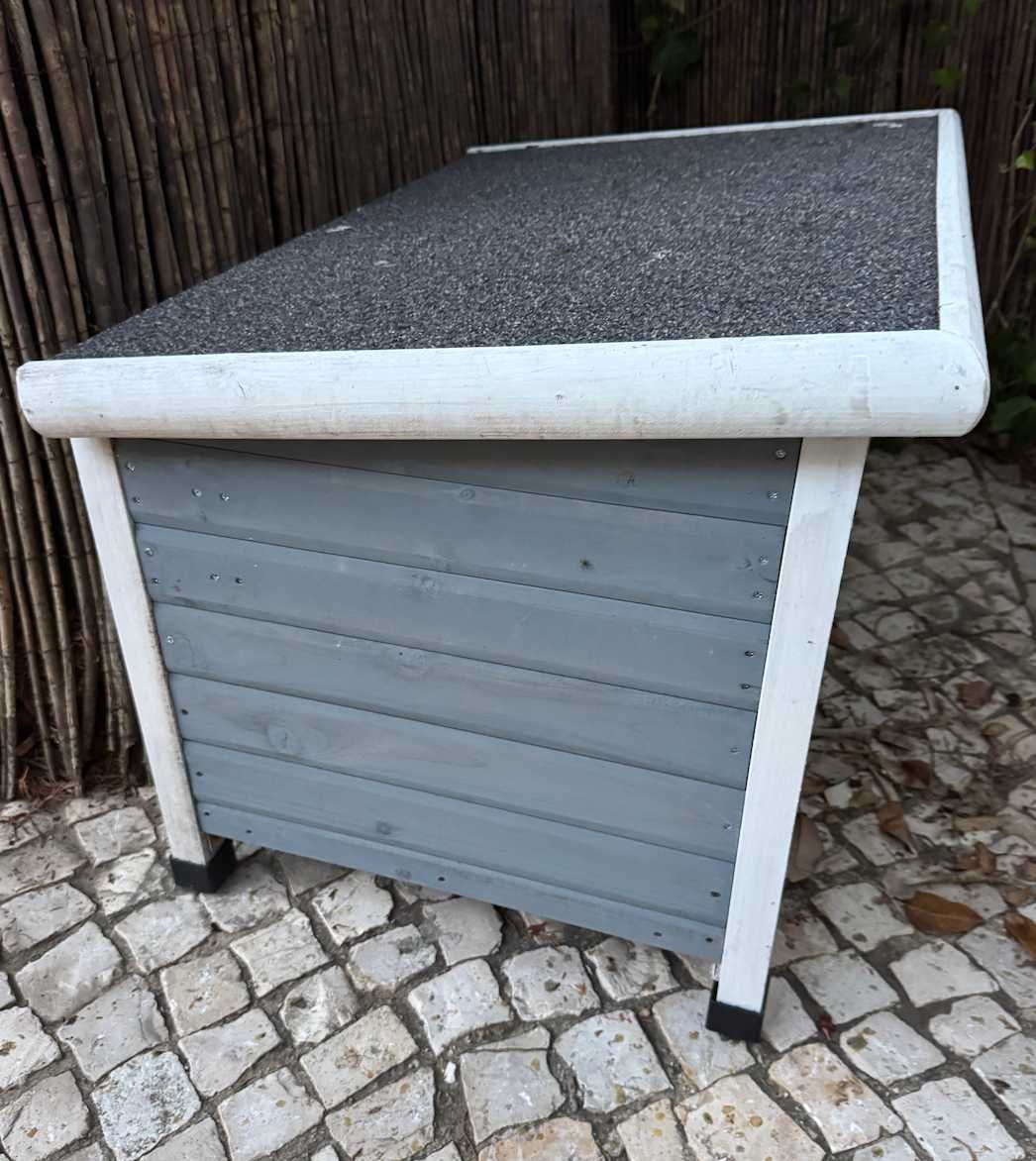 outdoor dog/cat house (casa para cães/gatos ao ar livre)