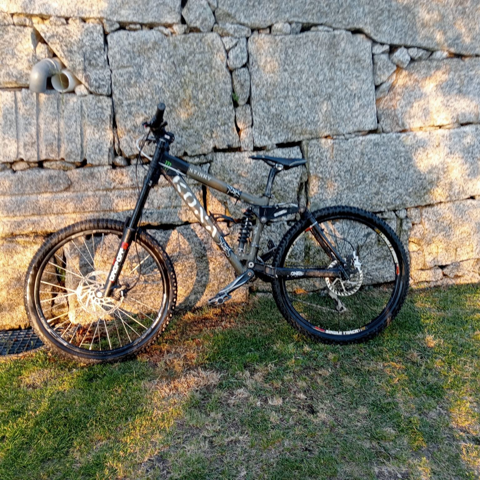 Vendo bicicleta. Marca kona. Não é nova mas está em bom estado