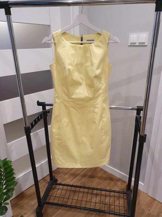 Sukienka z długim suwakiem z tyłu. Sukienka wieczorowa