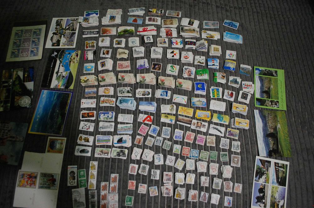 Zestaw znaczków i pocztówek