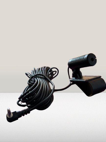 microfone externo pequeno com um um cabo com uma conexão P2
