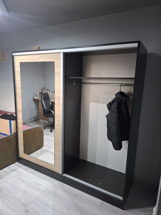 Duża szafa z przesuwanymi drzwiami