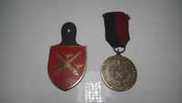 Crachá e medalha antiga da Escola Prática de Artilharia