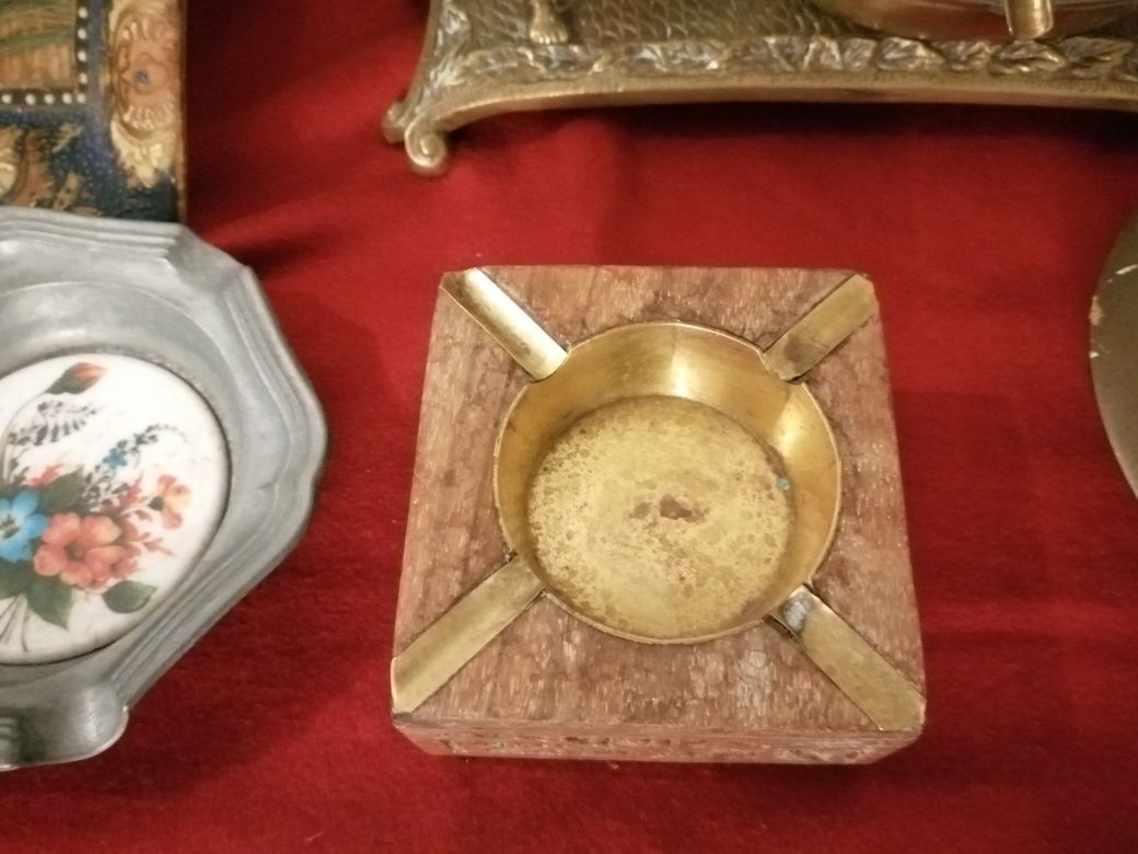 Cinzeiros em loiça, latao, estanho e madeira