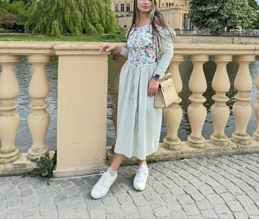 Елегантна витончена сукня з консетом