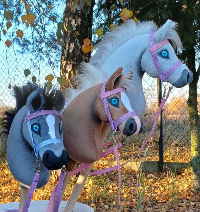 Uroczy Konik Hobby Horse Źrebak A5 + sprzęt siwy