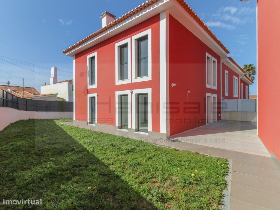 Moradia T3, situada em Areia Cascais, a curta distância da praia do...