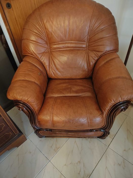 Sofás, em pele e madeira de mogno, em bom estado, para sala.