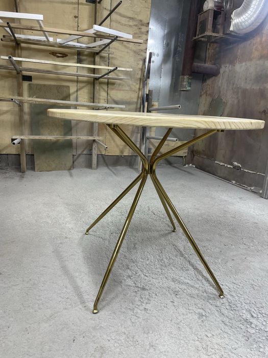 Круглий стіл з дерева