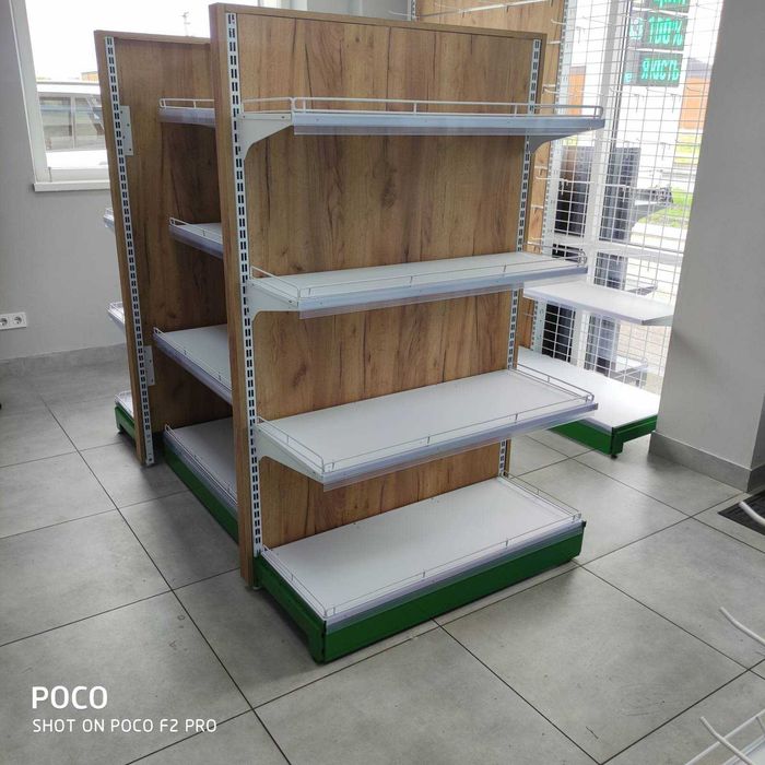 Металеві стелажі комбіновані з ДСП елементами.