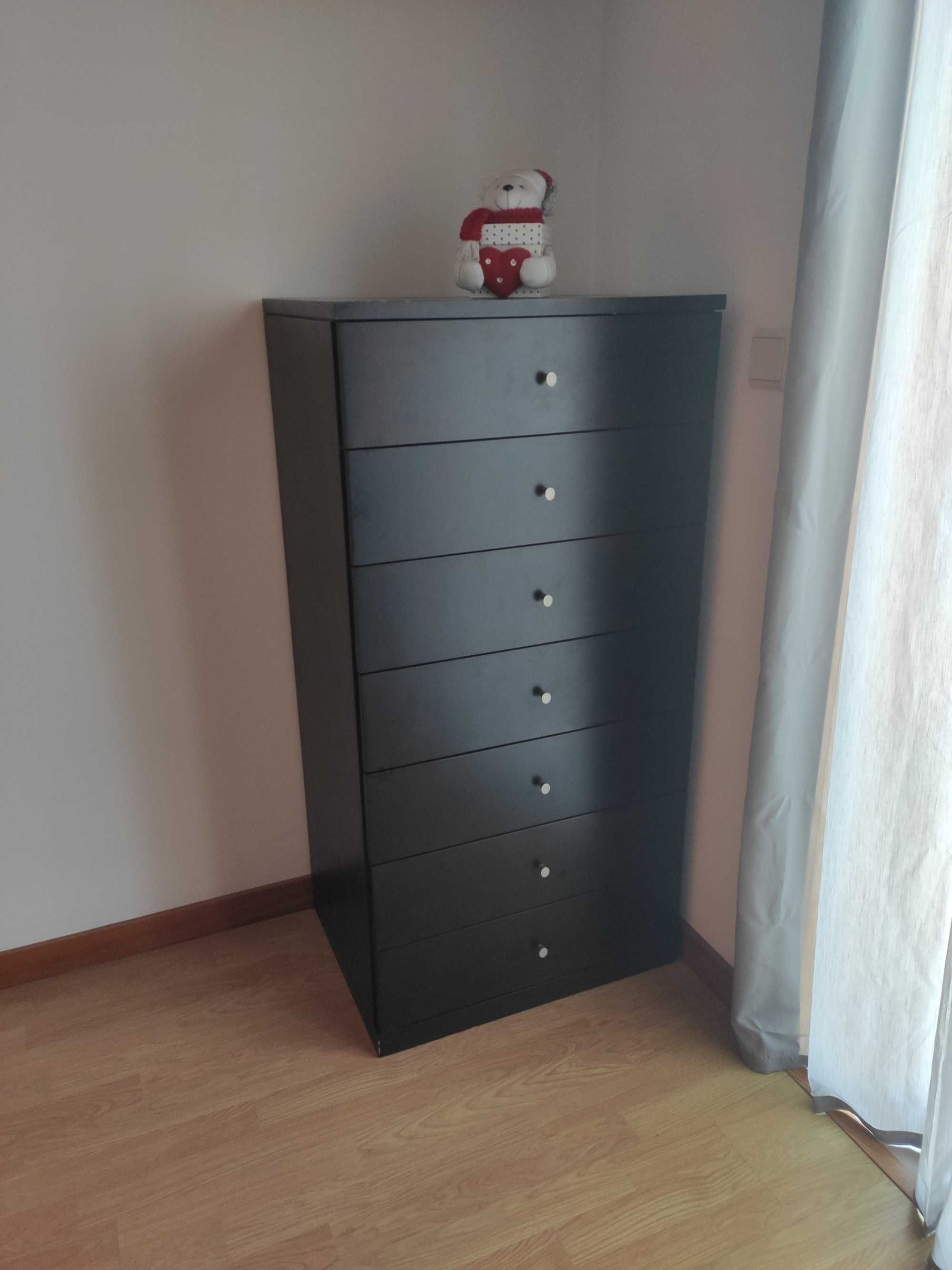 Mobilia de quarto preta em bom estado.