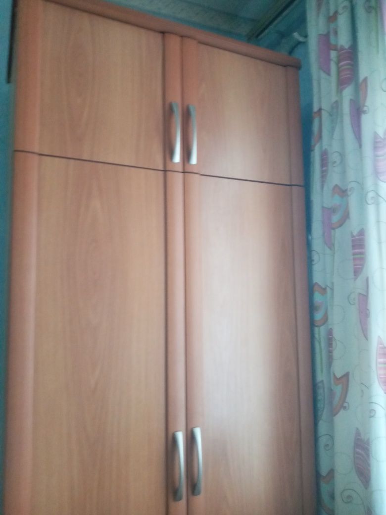 Продам шкаф светлобежевый .188×92×50,5.Зеркало. Качество супер!