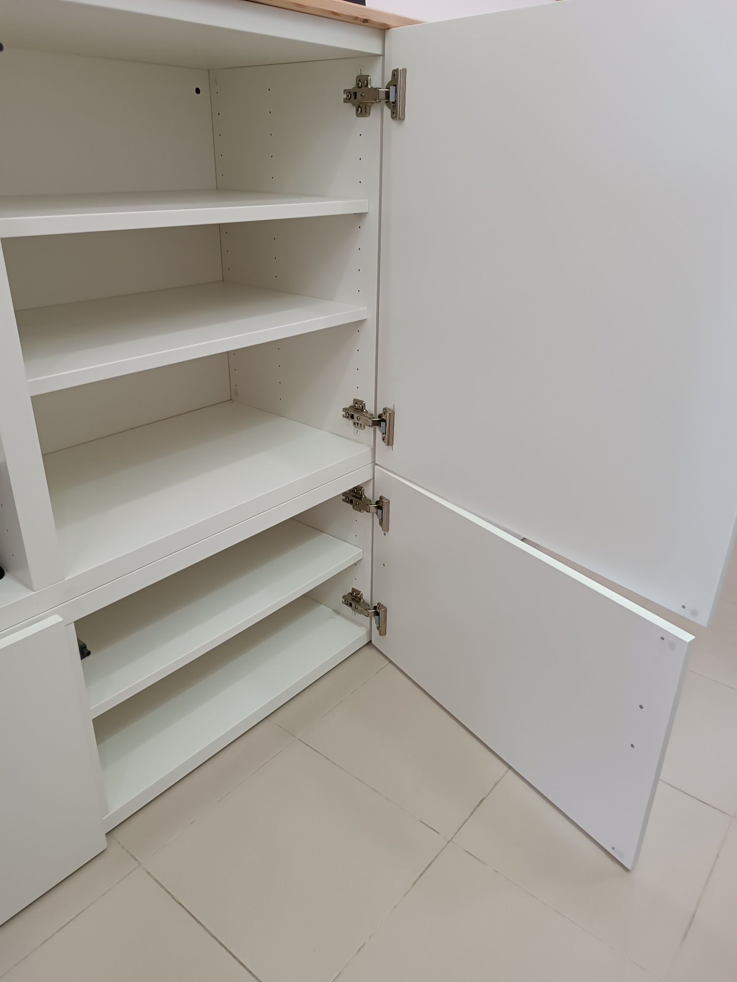 Cómoda elegante branco