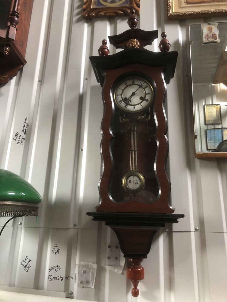Продам  старинные настенные часы в красивом корпусе на ходу с рабочим