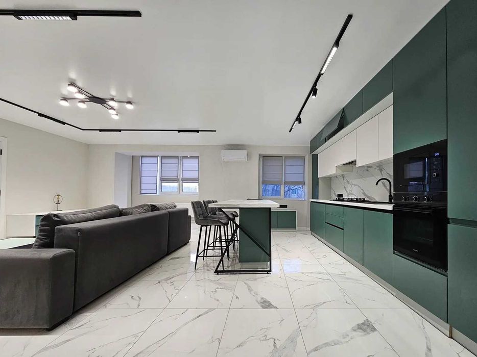 Двокімнатна з кухнею-студією біля стометрівки