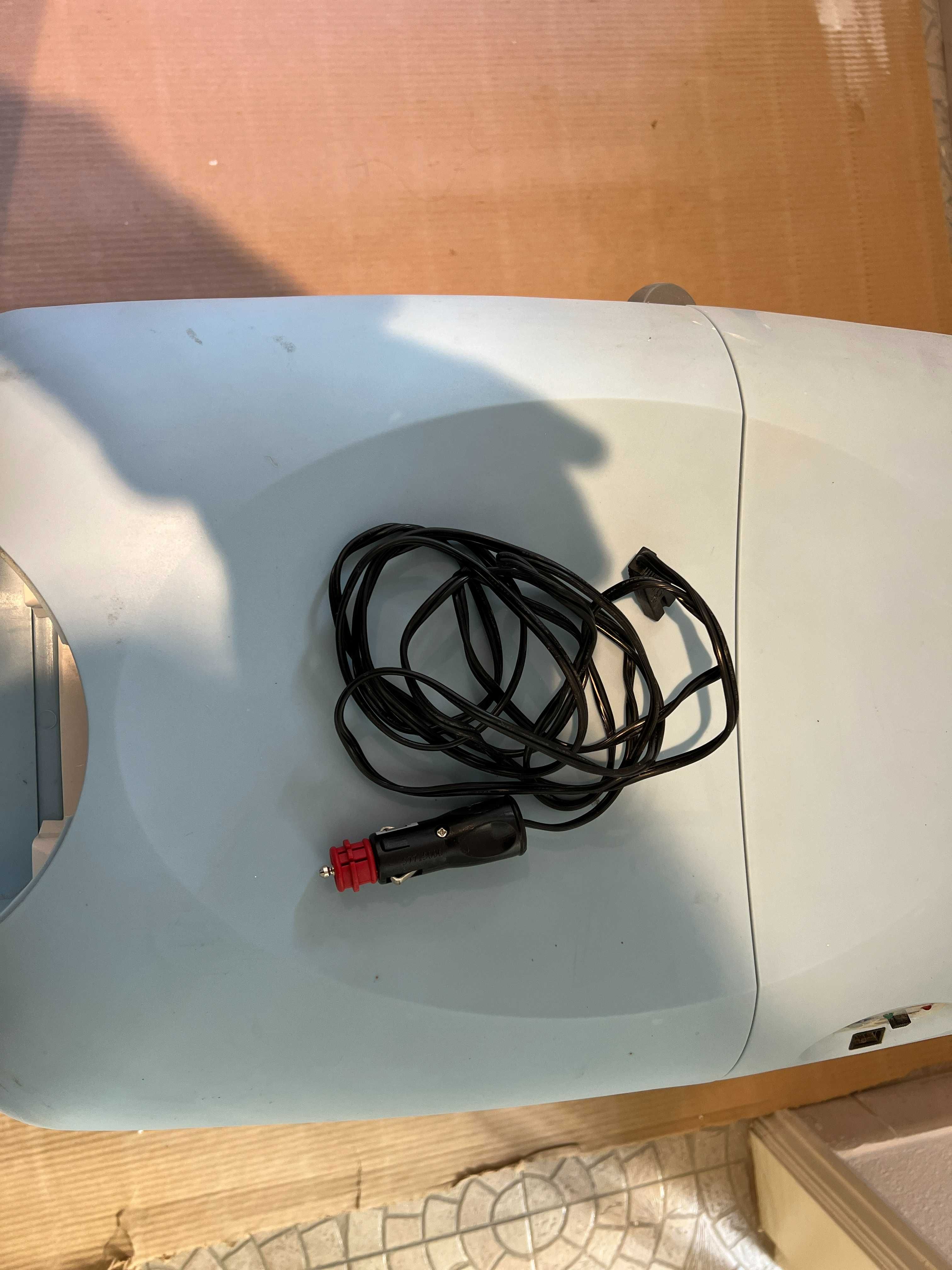Arca frigorífica portátil com carregador para carro