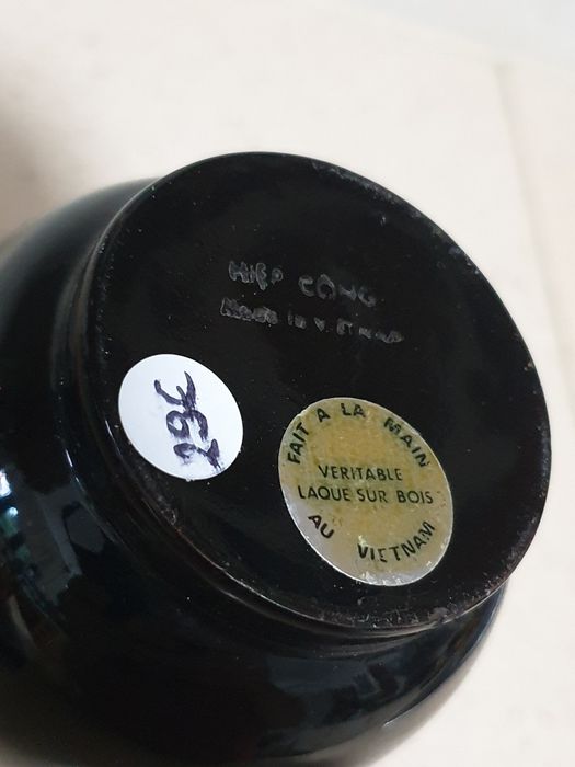 Linda jarra asiática vintage em madeira lacada com  madrepérola