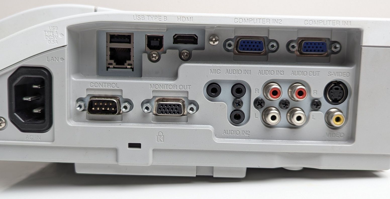 Projektor krótkoogniskowy Hitachi CP-A300N