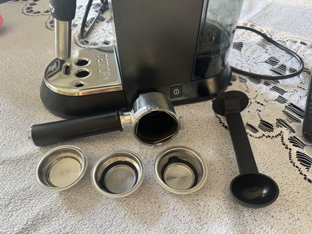Ekspres kolbowy De'Longhi Dedica EC 685.BK czarny