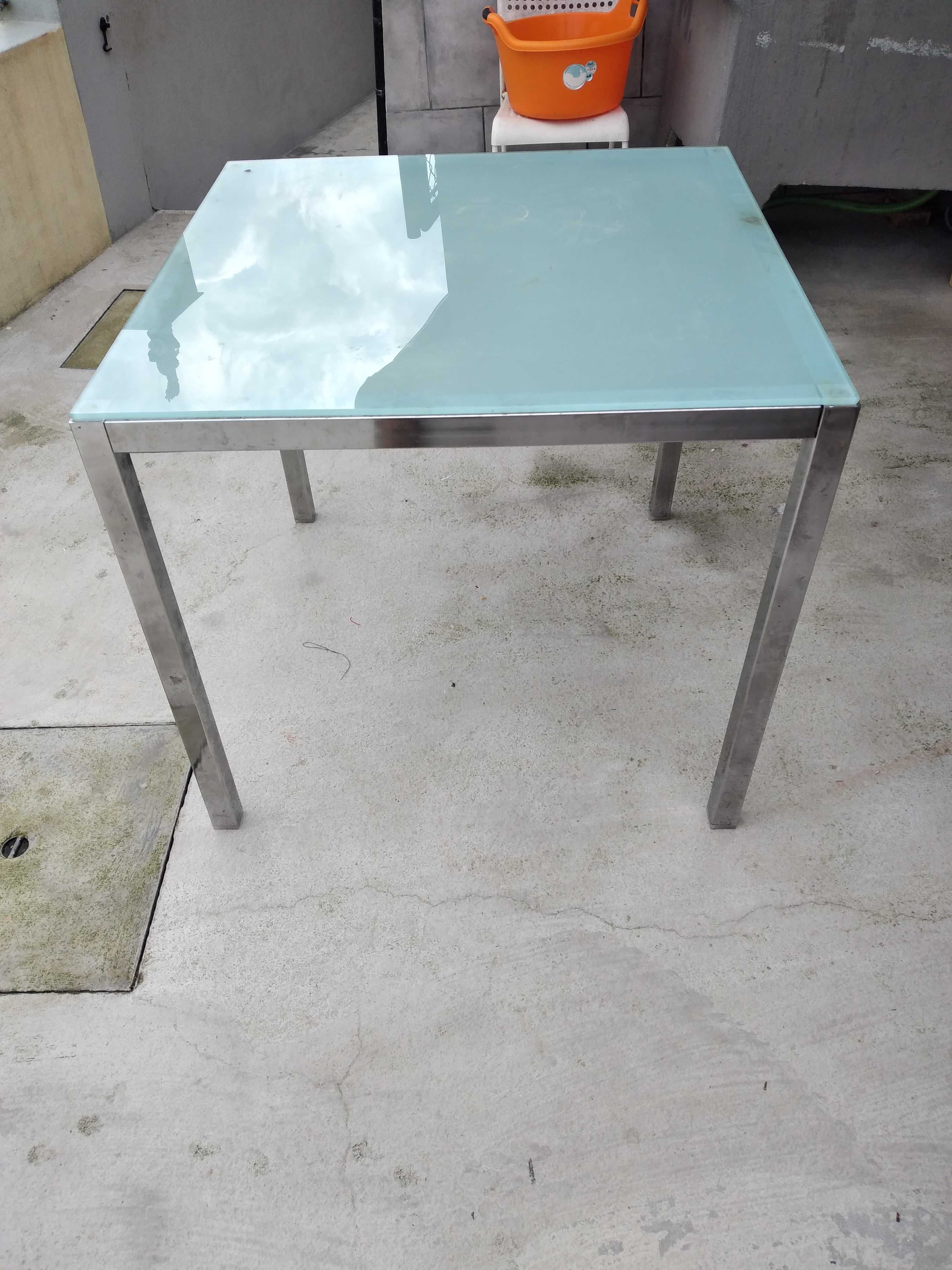Mesa com tampo em vidro