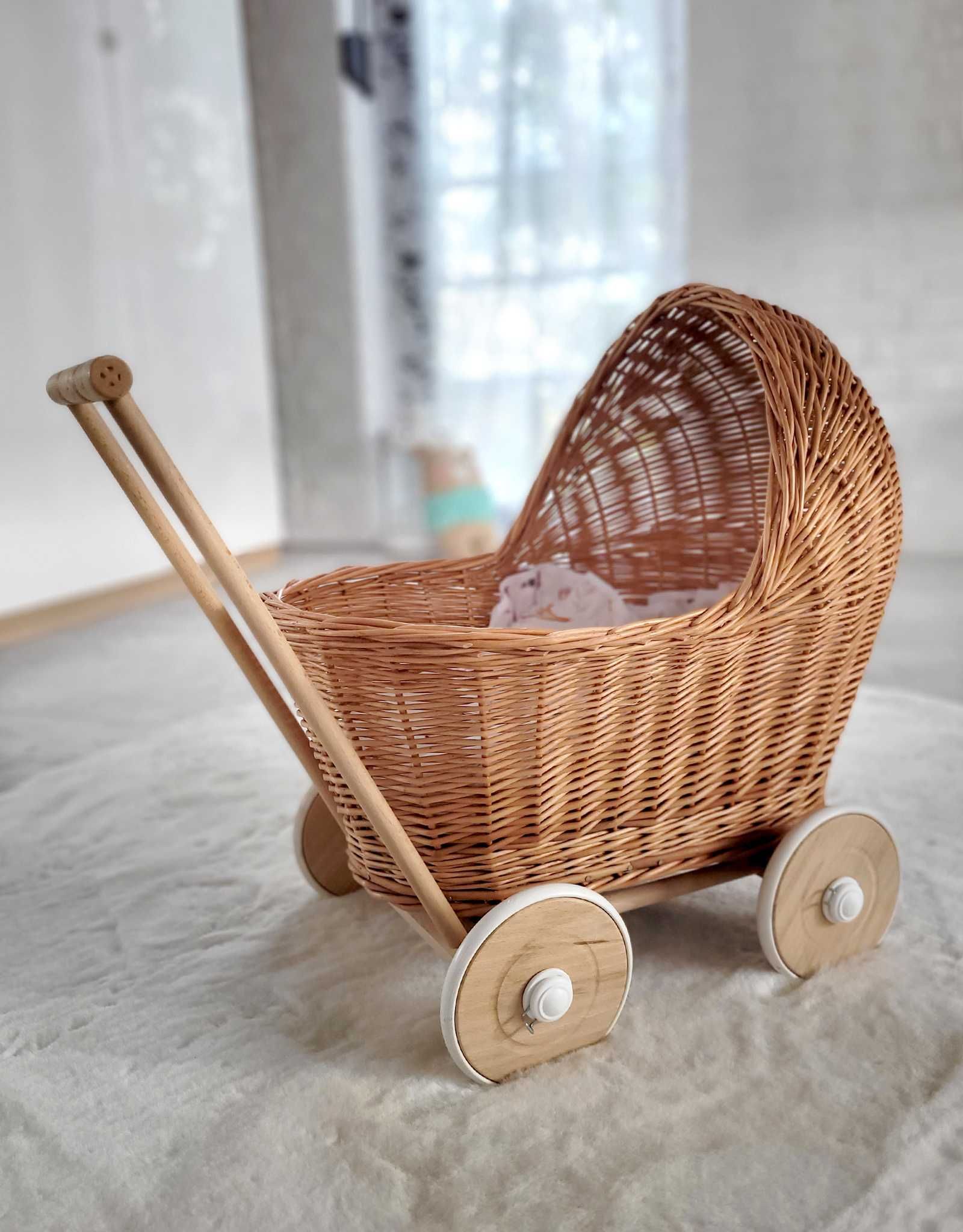 Wózek dla lalek z naturalnej wikliny. Idealny prezent dla dziewczynki