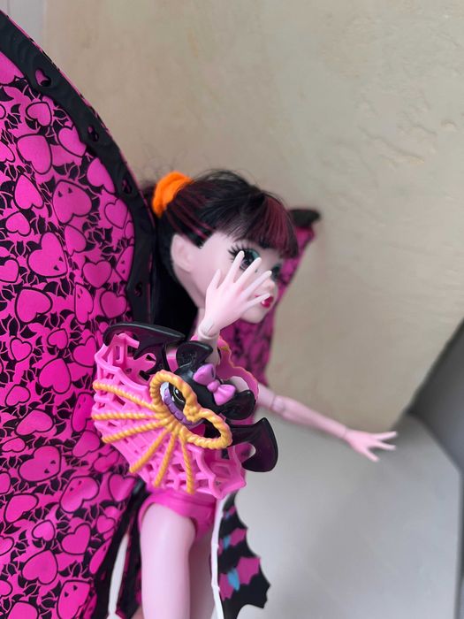 Mattel Monster High Дракула Дракулаура з крилами кажан трансформер