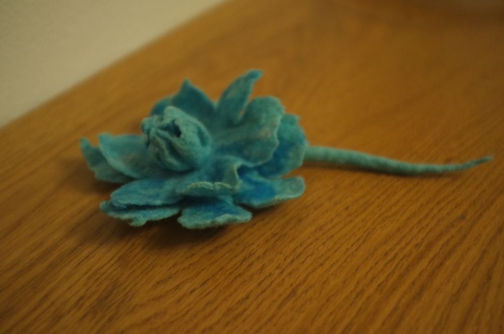 broszka filcowana kwiat turkusowa hand made niebieska artystyczna
