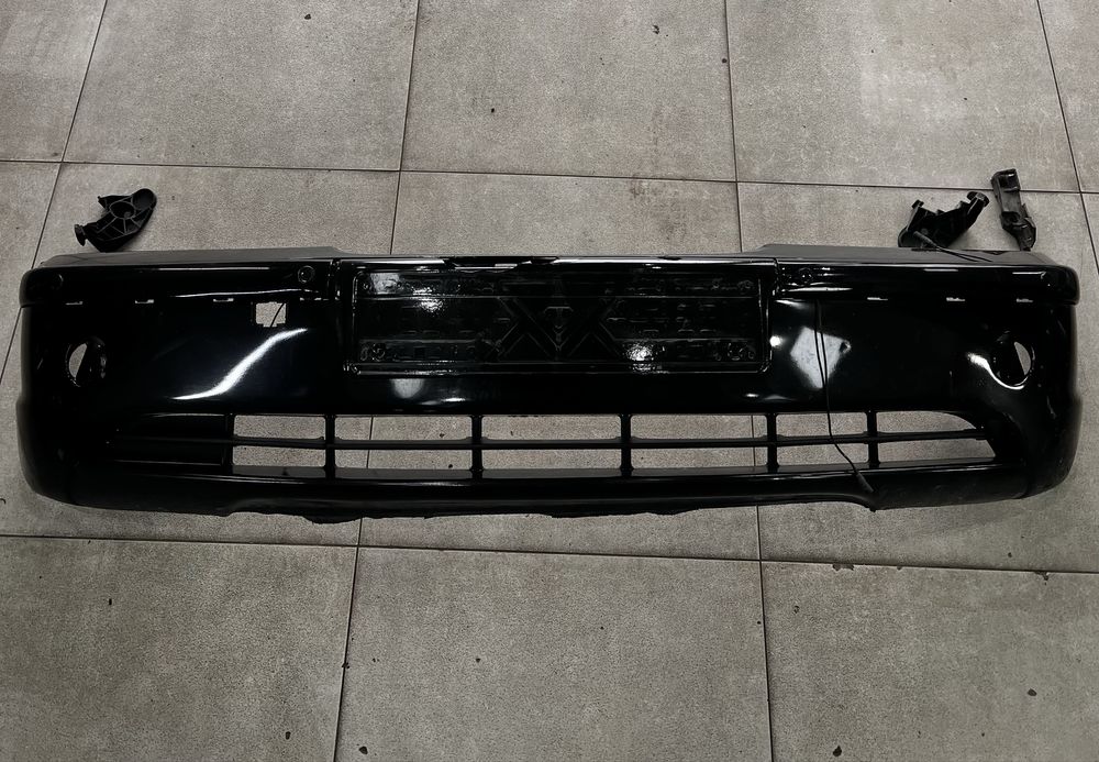 Продам передний бампер с противотуманками на BMW e46 рест.