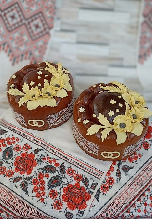 Коровай святковий, коровай ювілейний, шишки весільні, паска домашня.