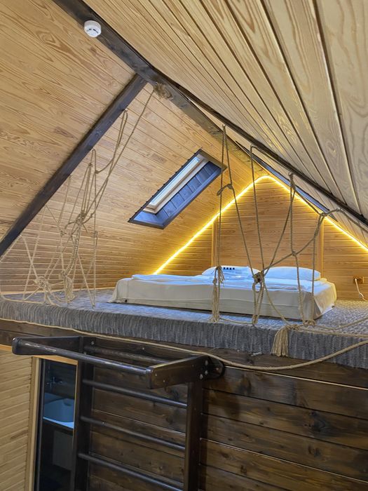 Будиночок з теплим басейном