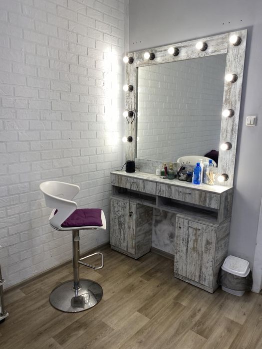 Продам визажное зеркало с тумбочками