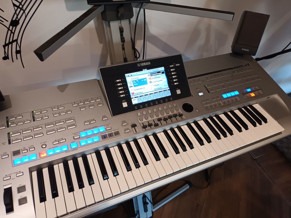 Yamaha Tyros4 z głośnikami
