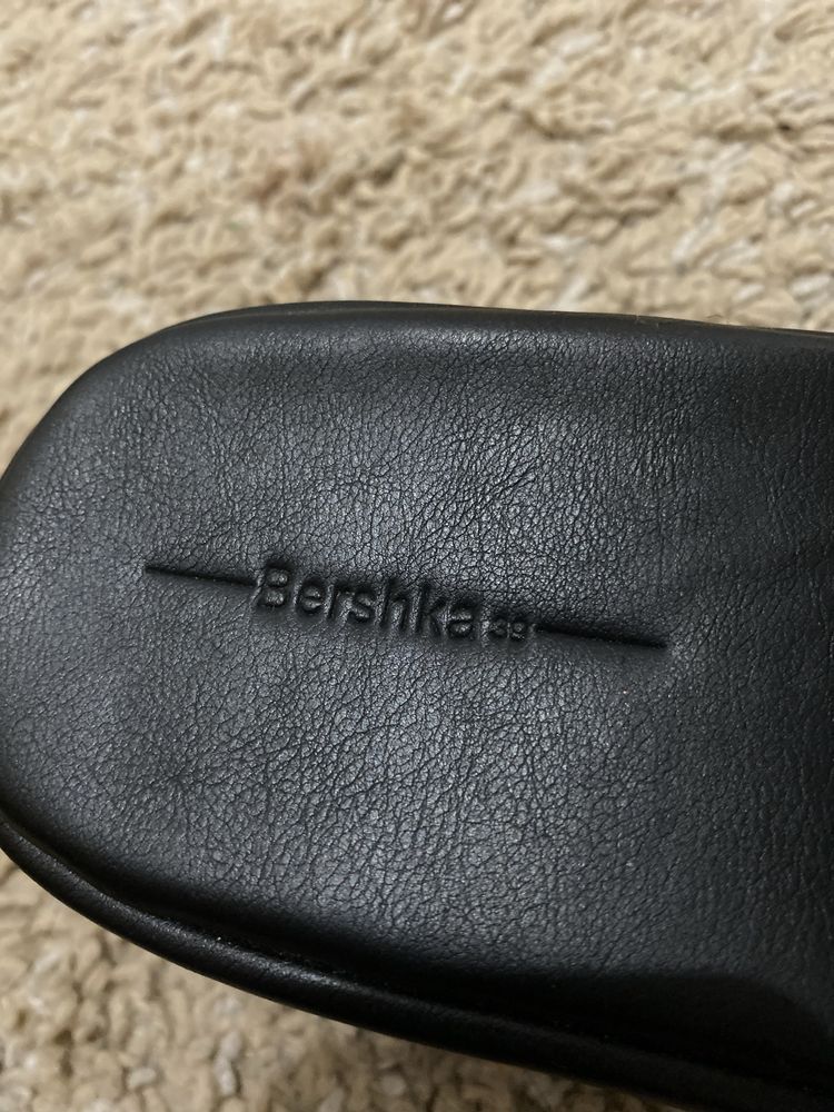Sandália preta com plataforma [Bershka] tam. 39