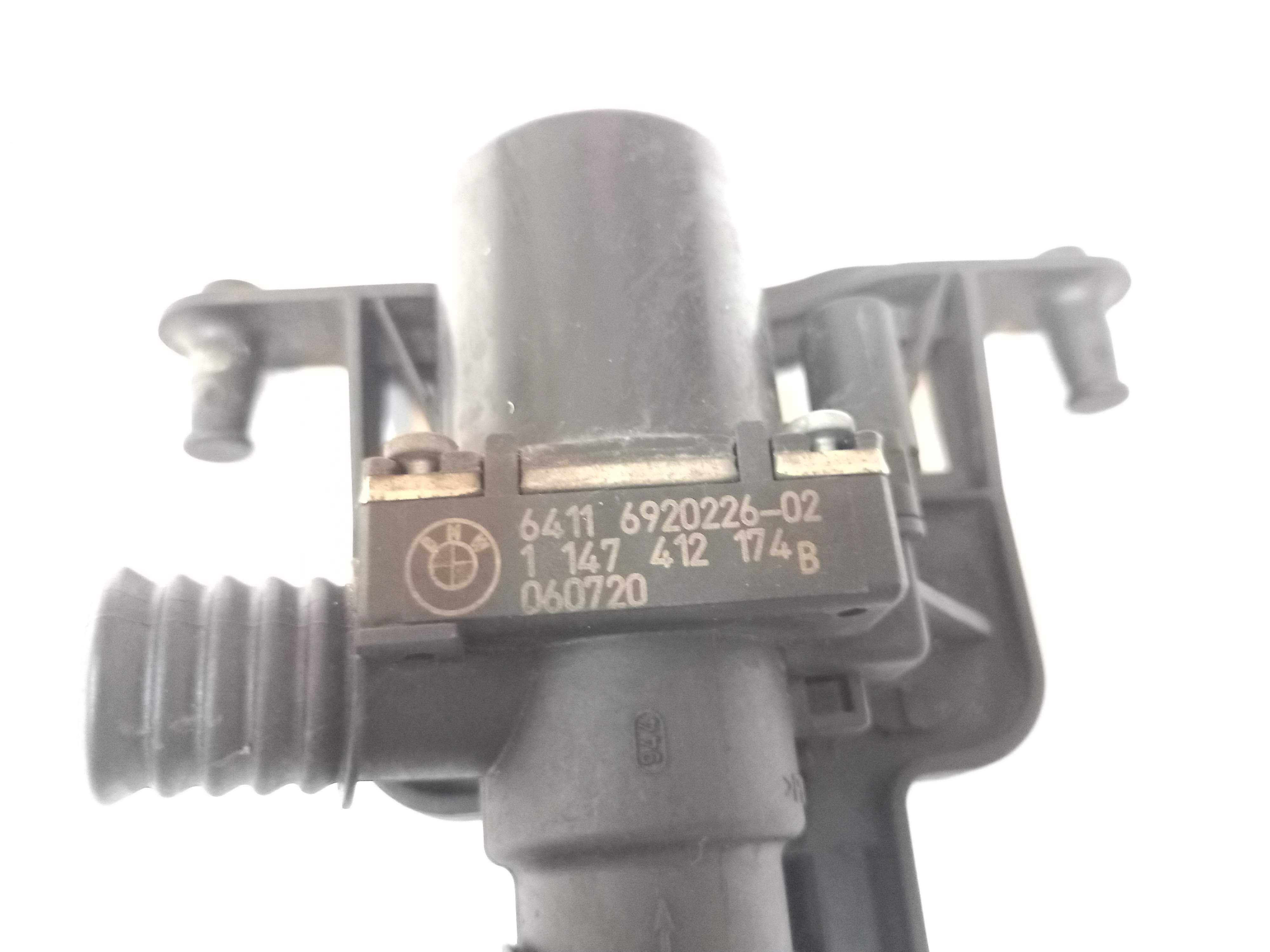 BMW E39 E46 E60 E61 Elektrozawór wody ciepłej Pompa nagrzewnicy