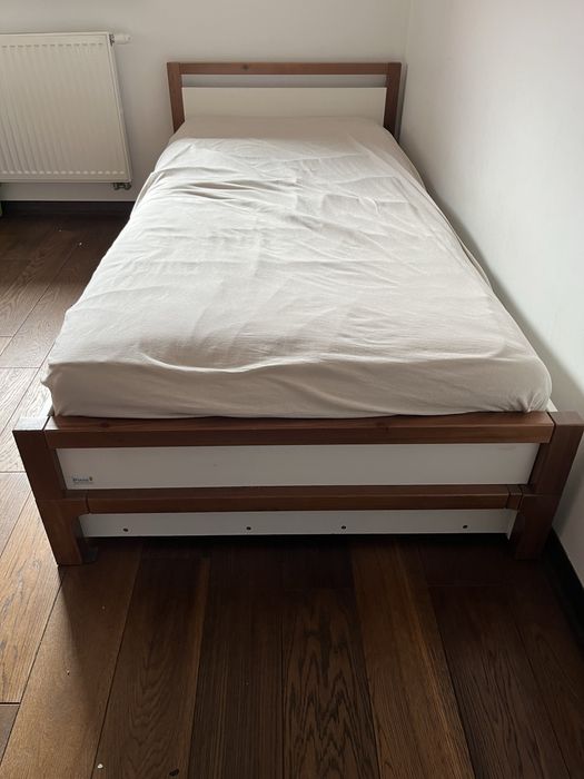 Zestaw mebli bialych z litego drewna marki PINIO