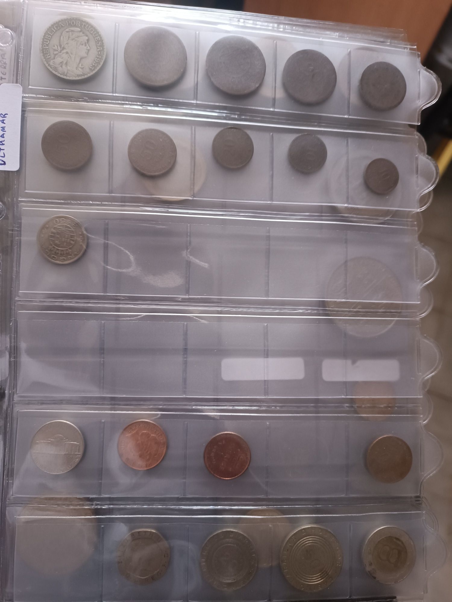Varias moedas capas e dossier