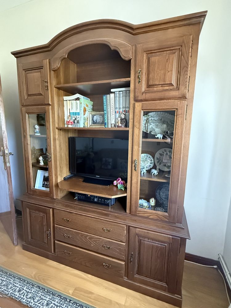 Móvel TV com vitrines laterais