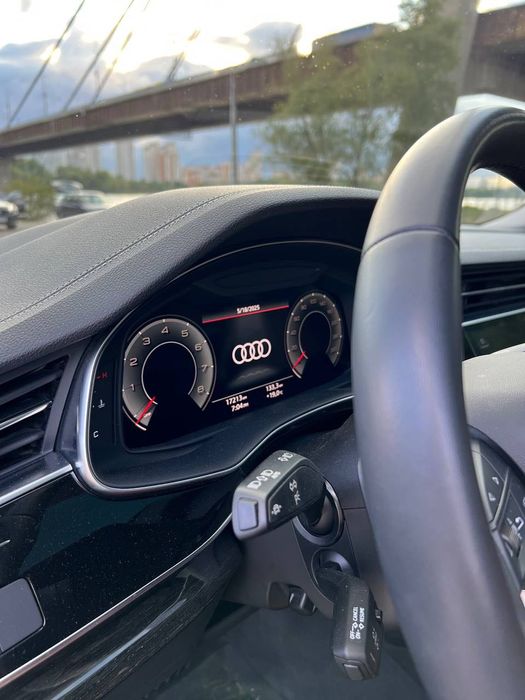 Audi Q7.Quattro Білого кольору кросовер