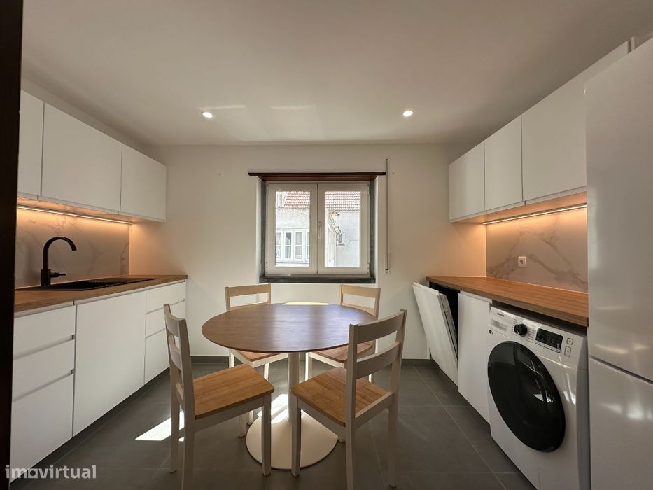 Fantástico Apartamento T2 Renovado com Garagem no Centro da Ericeira