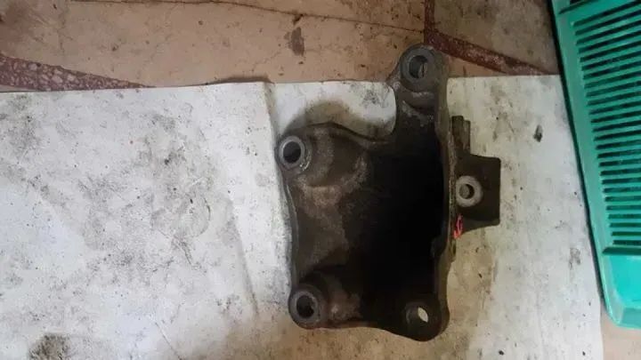 audi a6 c6 2.4v6 łapa silnika 4f0199308n