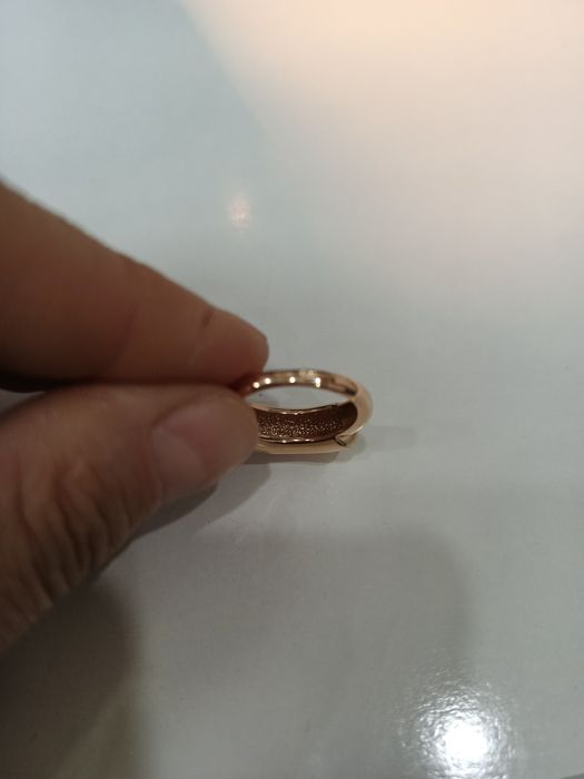 Золота каблучка 17.5 розмір
