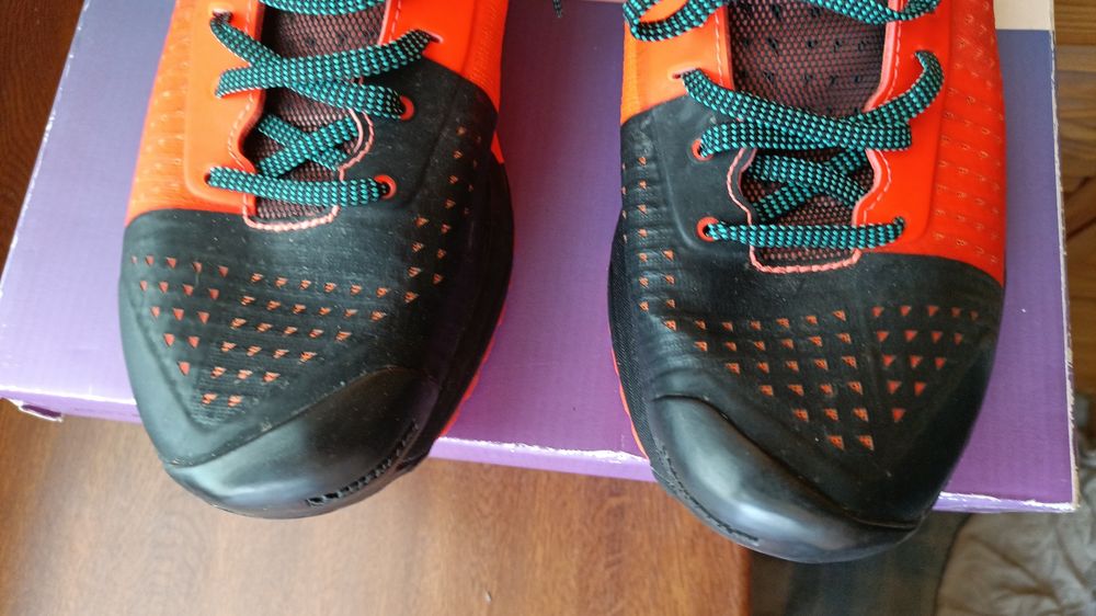 Кроссовки осенние водоотталкивающие Under ARMOUR.
