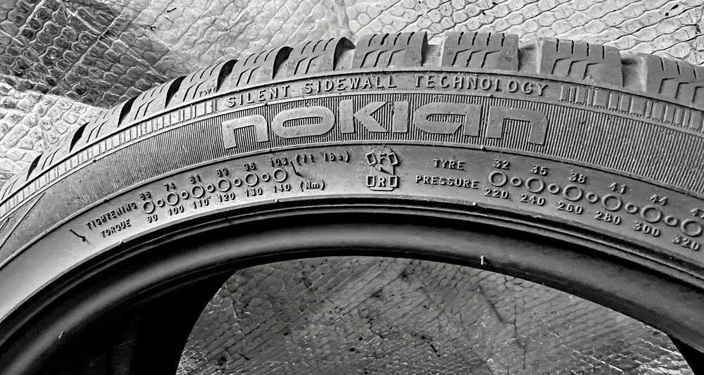 Шини Б/в 235.40.18 пара Nokian