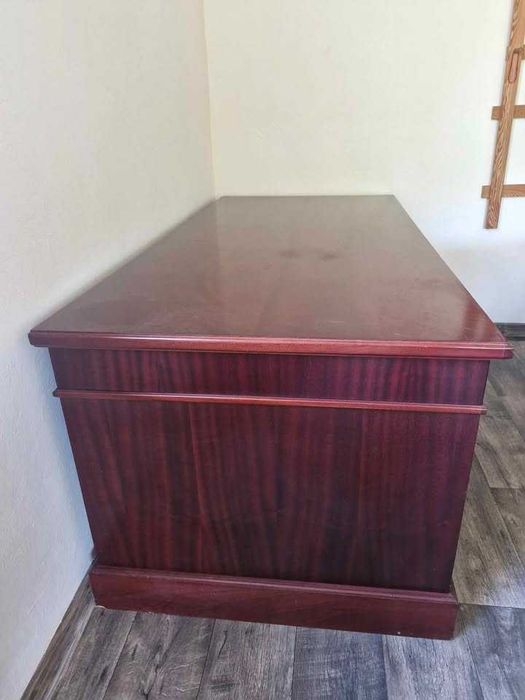 Biurko PRL – masywny świadek wielkich decyzji